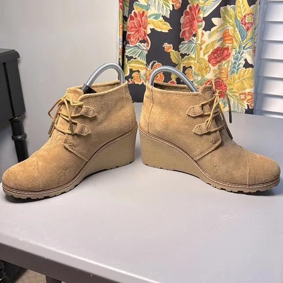 🎄SALE🎄TOMS 7.5 Wheat Brown Suede Leather Sherpa Wedge Ankle Desert Boots - Picture 3 of 8
